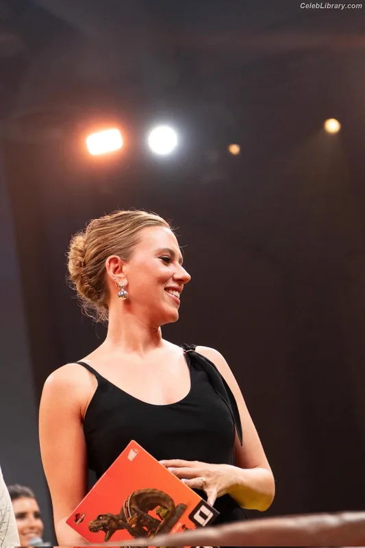 Scarlett Johansson photo 16 of 2617