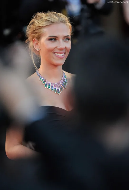 Scarlett Johansson photo 12 of 2617