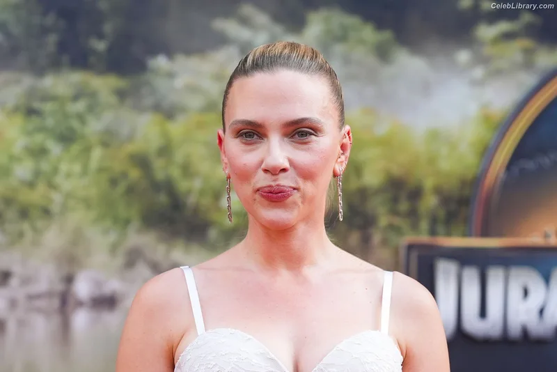 Scarlett Johansson photo 11 of 2617