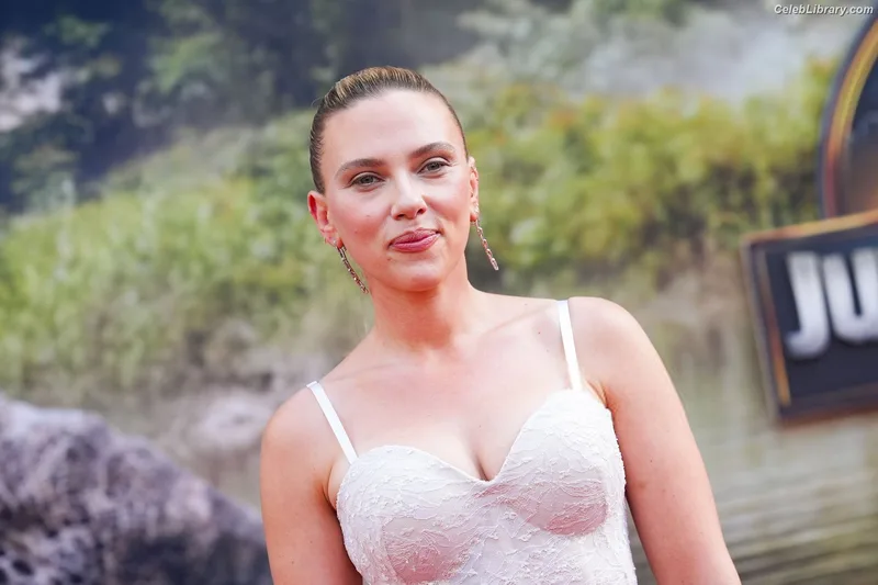 Scarlett Johansson photo 12 of 2617
