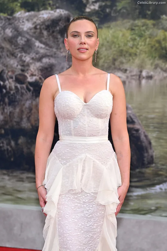Scarlett Johansson photo 3 of 2617