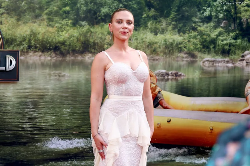 Scarlett Johansson photo 12 of 2617