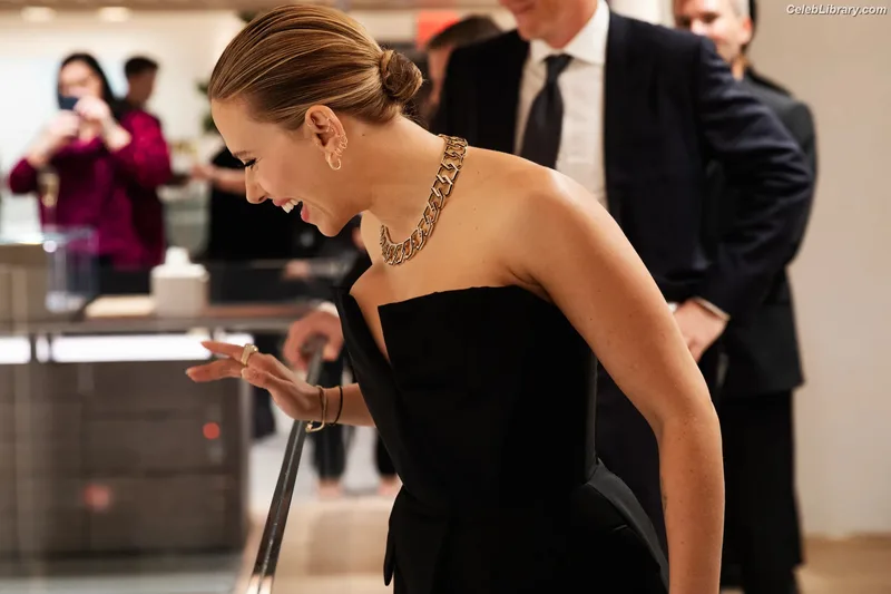Scarlett Johansson photo 2 of 2617