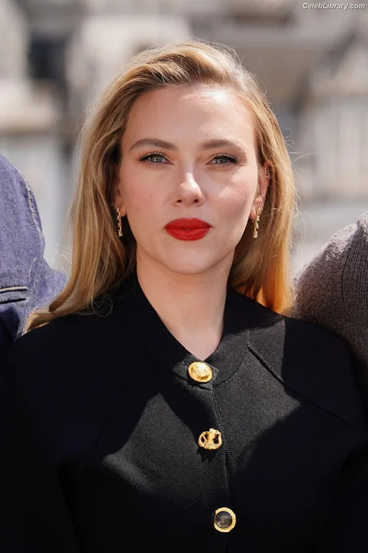 Scarlett Johansson photo 1 of 2617