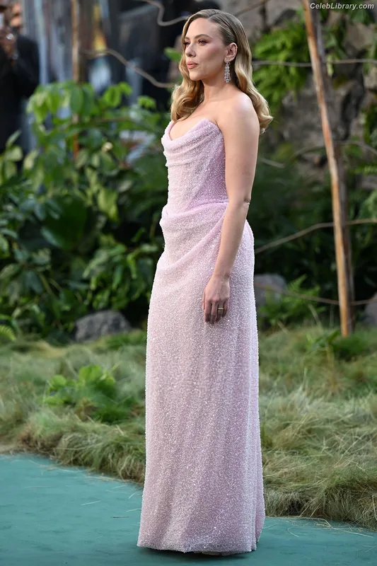 Scarlett Johansson photo 4 of 2617