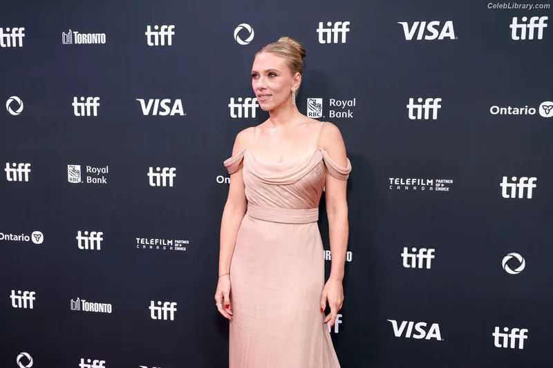 Scarlett Johansson photo 16 of 2617