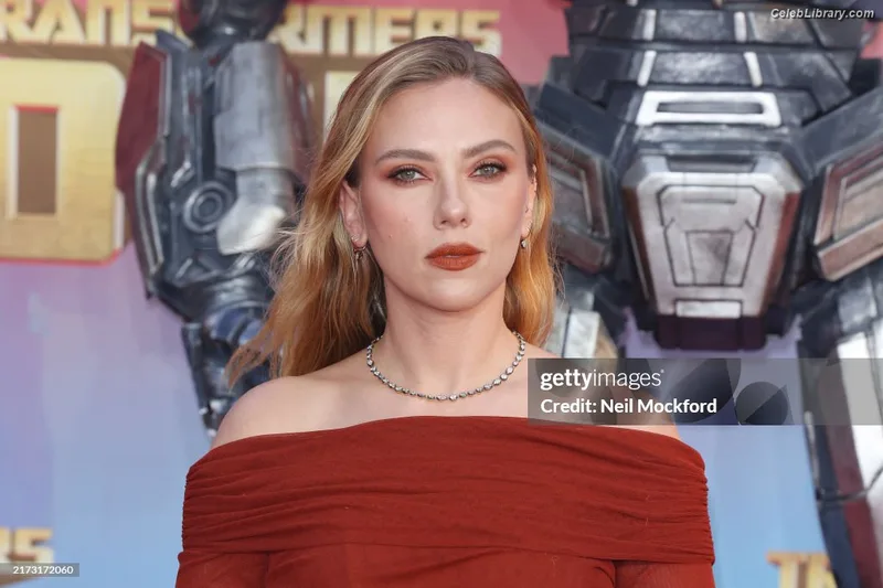 Scarlett Johansson photo 21 of 2617