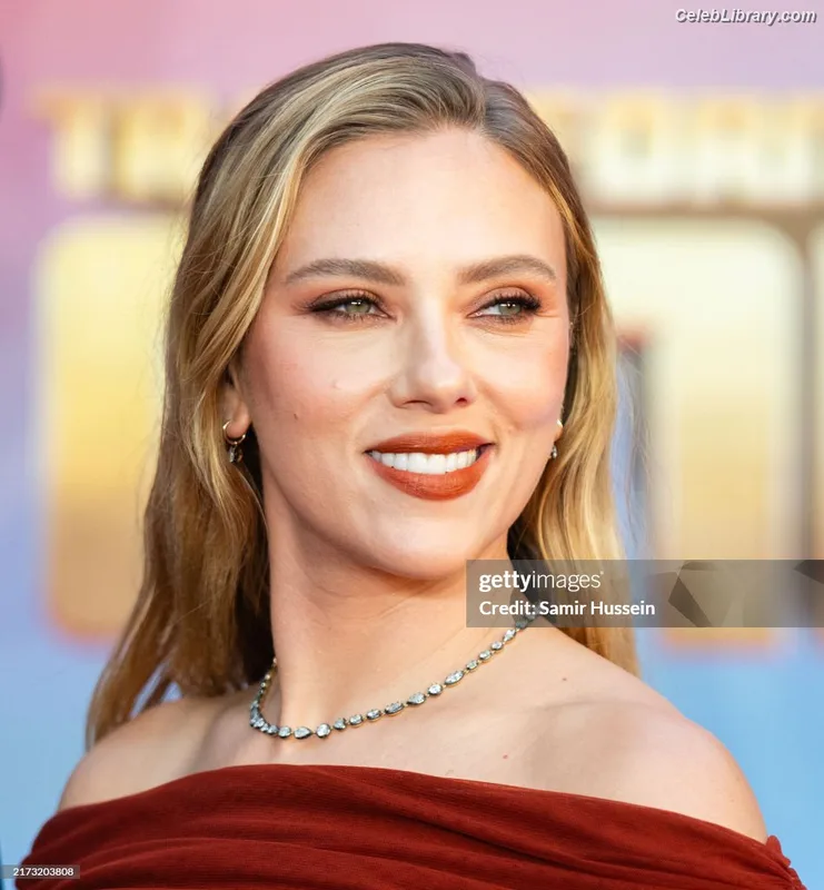 Scarlett Johansson photo 4 of 2617