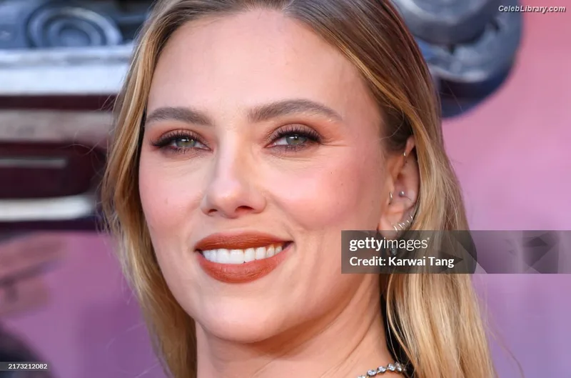 Scarlett Johansson photo 7 of 2617