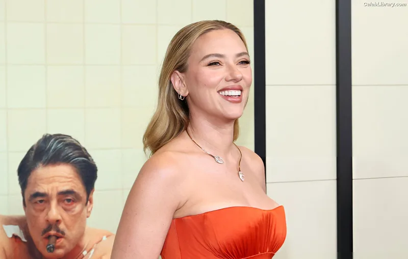 Scarlett Johansson photo 17 of 2617