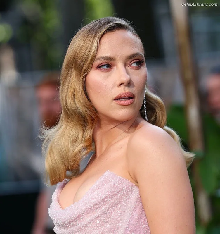 Scarlett Johansson photo 3 of 2617