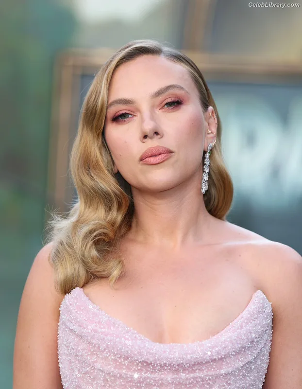 Scarlett Johansson photo 4 of 2617