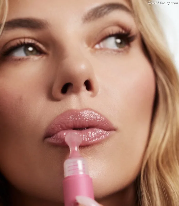 Scarlett Johansson photo 1 of 2617