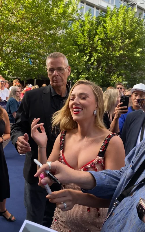 Scarlett Johansson photo 19 of 2617