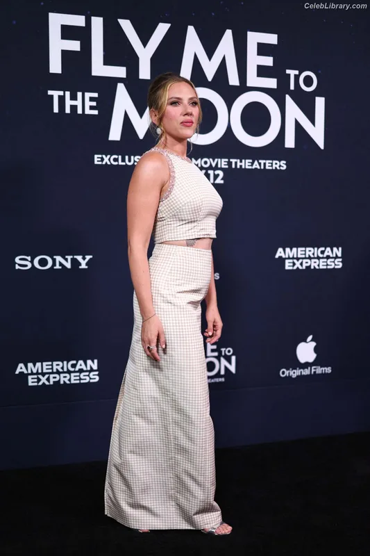 Scarlett Johansson photo 1 of 2617