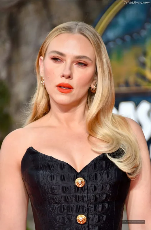 Scarlett Johansson photo 12 of 2617