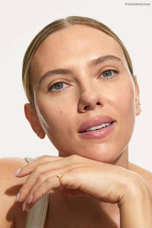 Scarlett Johansson photo 12 of 2617