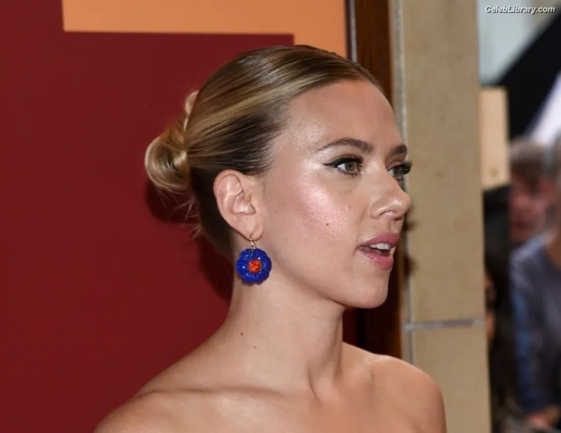 Scarlett Johansson photo 6 of 2617
