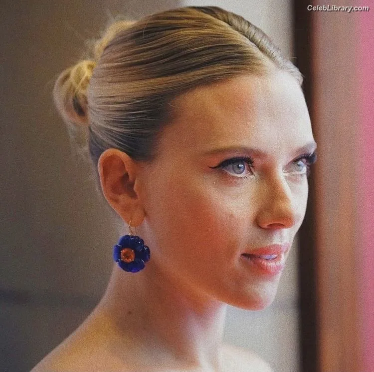 Scarlett Johansson photo 8 of 2617