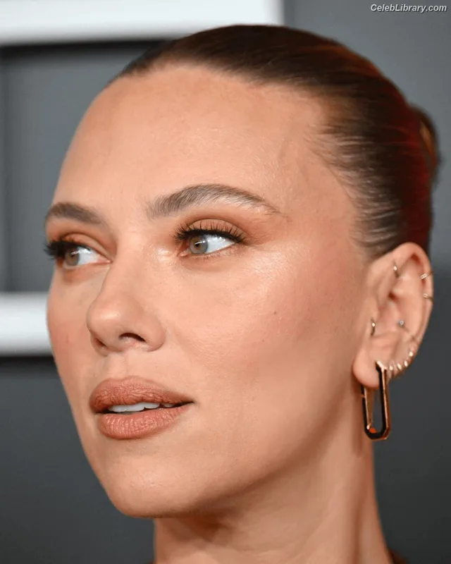 Scarlett Johansson photo 10 of 2617