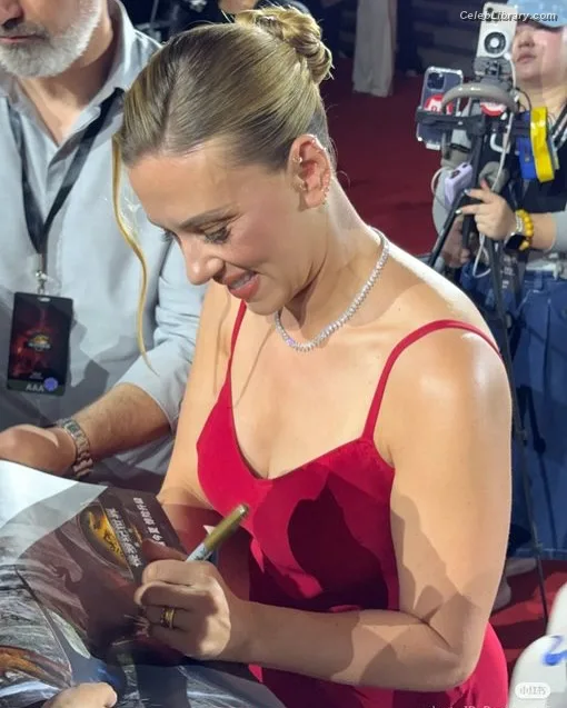Scarlett Johansson photo 7 of 2617