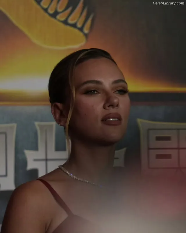 Scarlett Johansson photo 8 of 2617