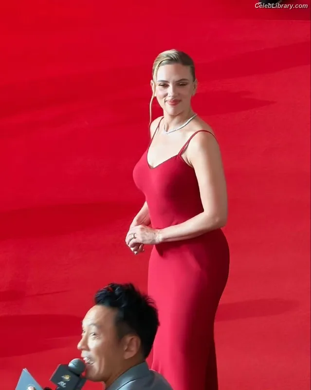 Scarlett Johansson photo 10 of 2617