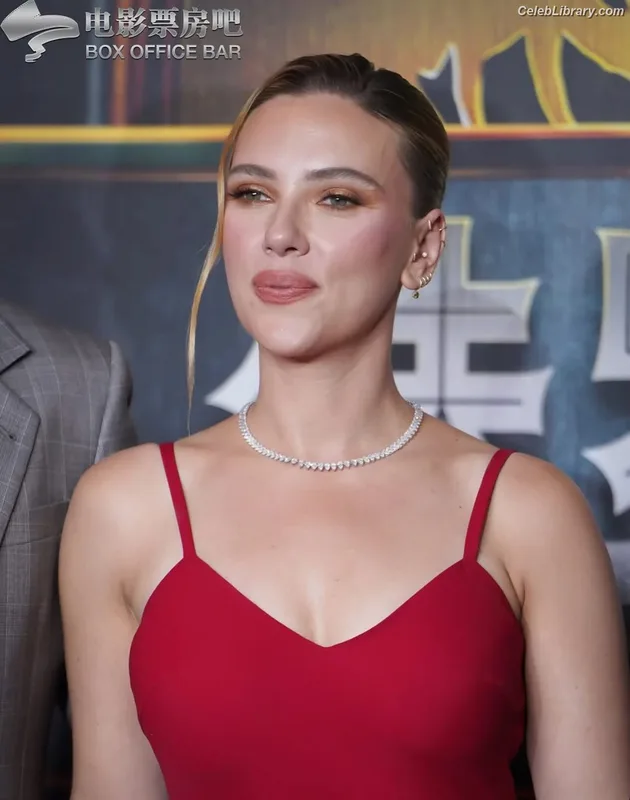 Scarlett Johansson photo 22 of 2617