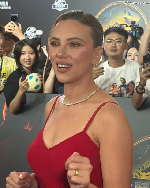 Scarlett Johansson photo 12 of 2617