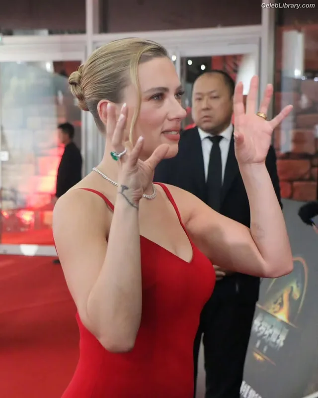 Scarlett Johansson photo 13 of 2617