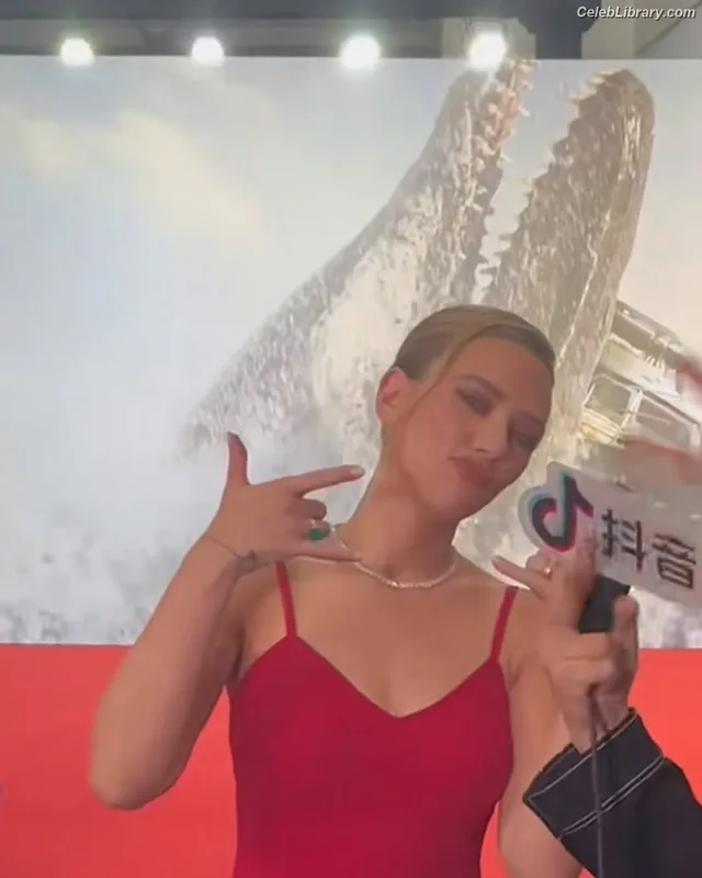 Scarlett Johansson photo 14 of 2617