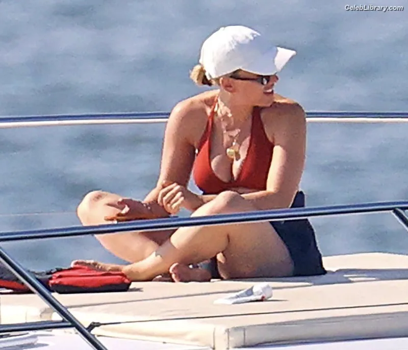 Scarlett Johansson photo 11 of 2617