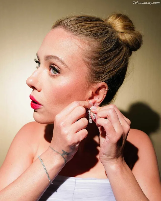 Scarlett Johansson photo 4 of 2617