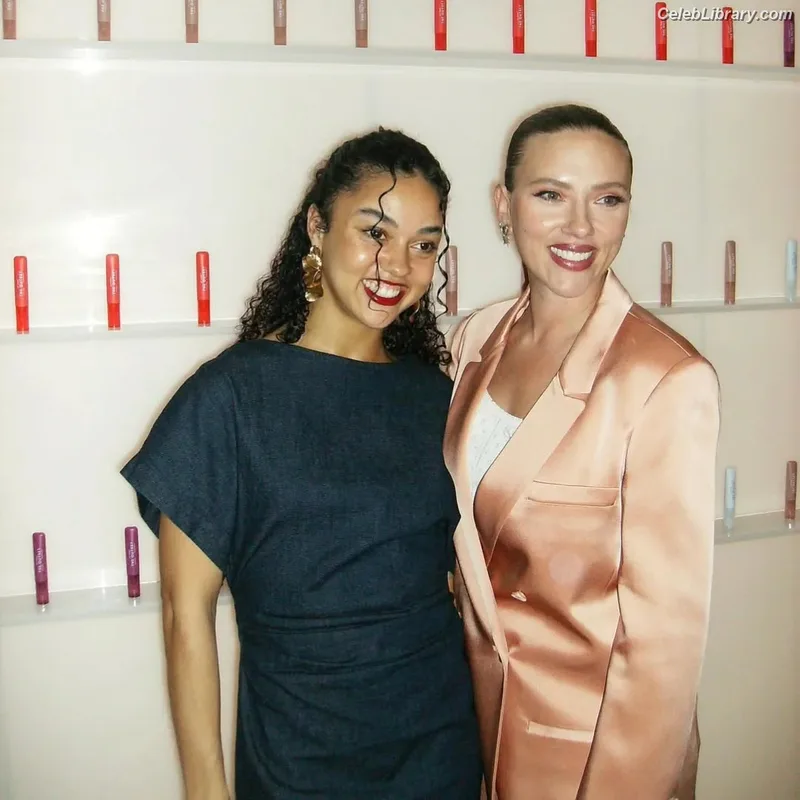 Scarlett Johansson photo 21 of 2617