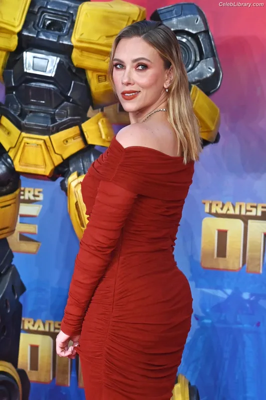 Scarlett Johansson photo 5 of 2617