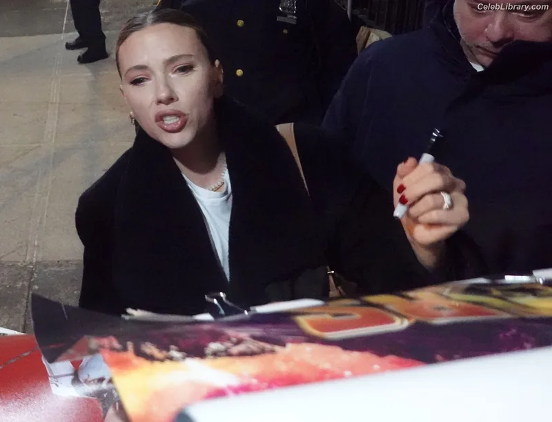 Scarlett Johansson photo 6 of 2617