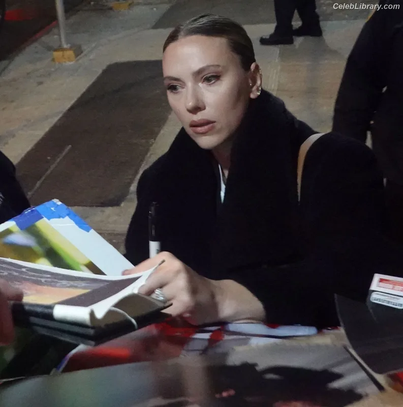 Scarlett Johansson photo 7 of 2617