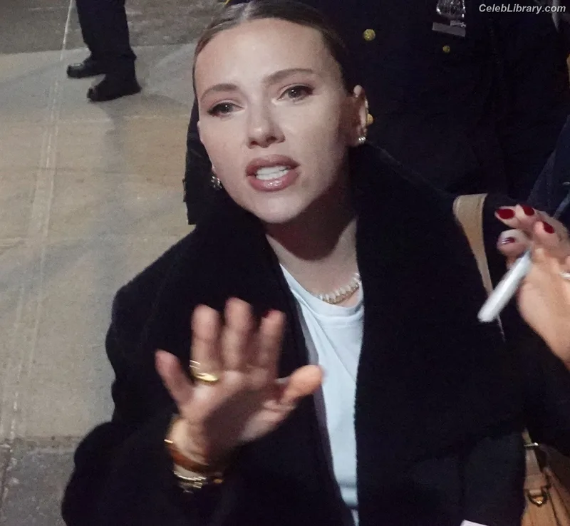 Scarlett Johansson photo 10 of 2617