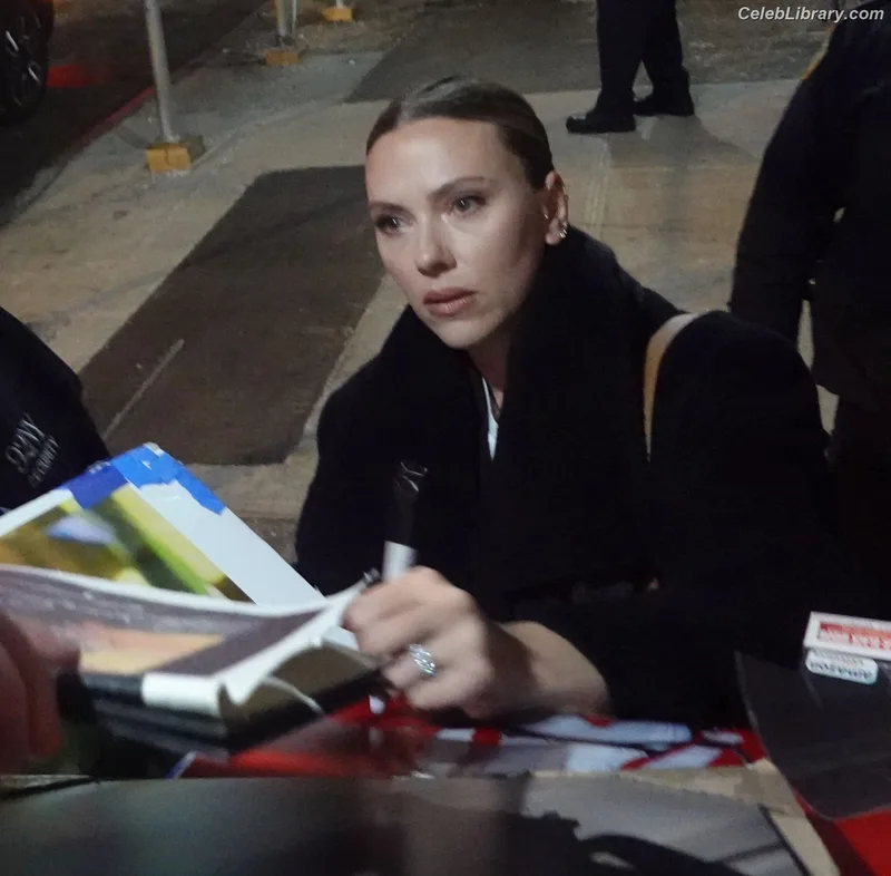 Scarlett Johansson photo 12 of 2617