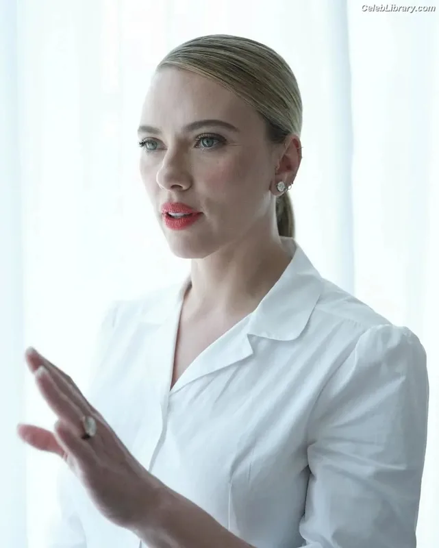 Scarlett Johansson photo 17 of 2617