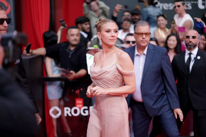 Scarlett Johansson photo 10 of 2617