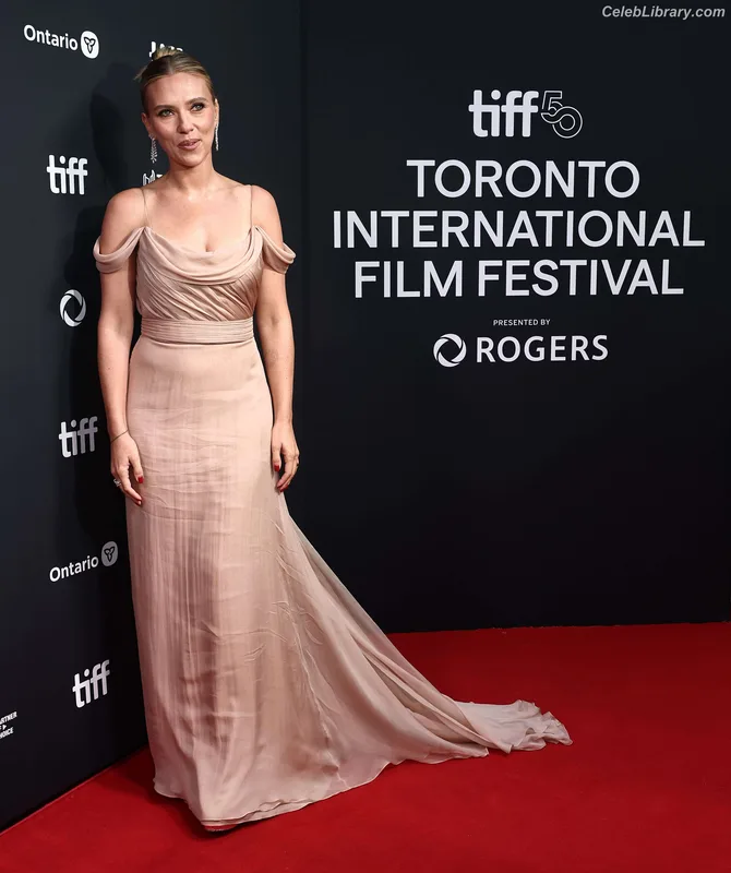 Scarlett Johansson photo 11 of 2617