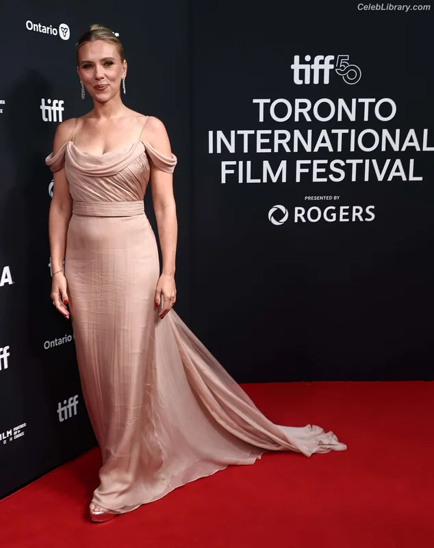 Scarlett Johansson photo 13 of 2617
