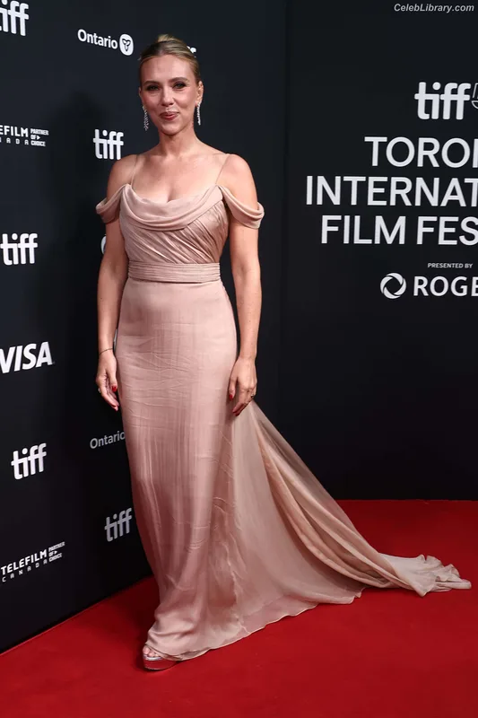Scarlett Johansson photo 16 of 2617