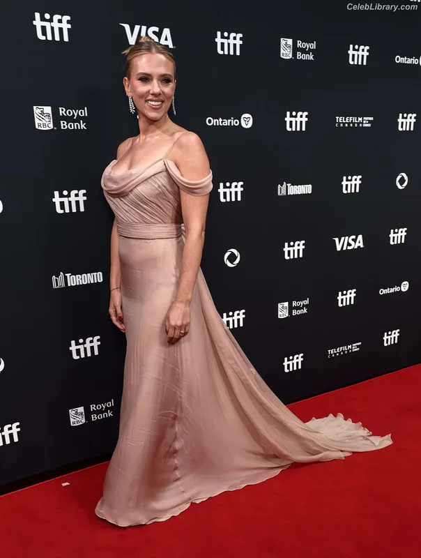 Scarlett Johansson photo 18 of 2617