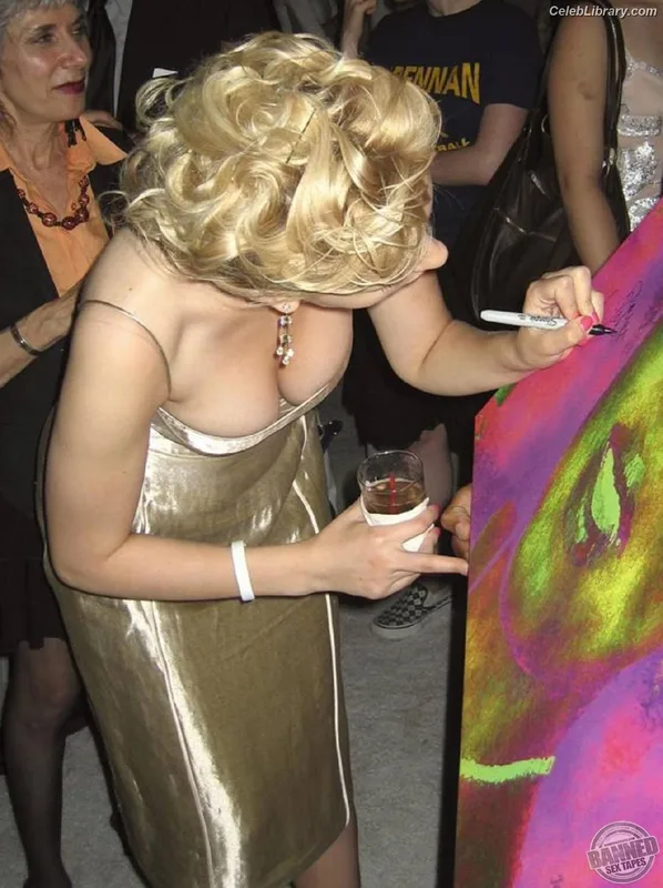 Scarlett Johansson photo 12 of 2617