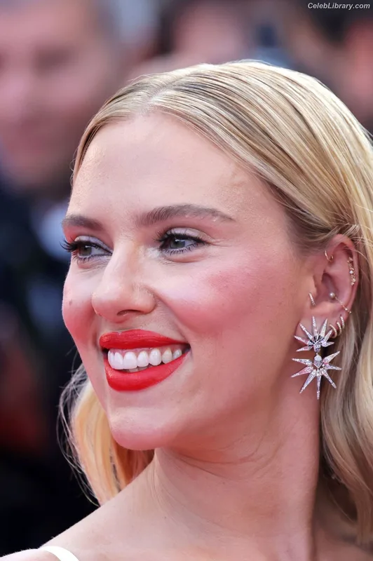 Scarlett Johansson photo 14 of 2617