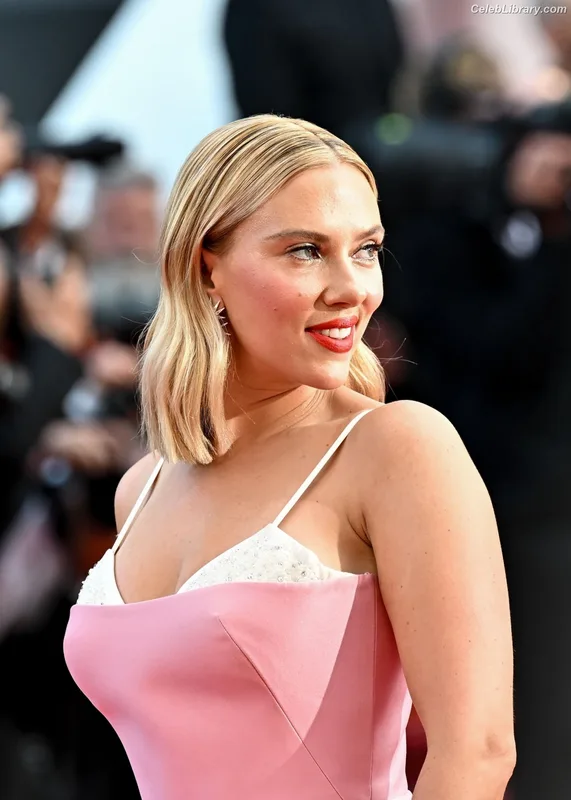 Scarlett Johansson photo 1 of 2617