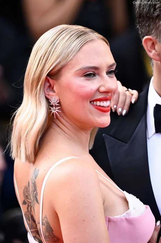 Scarlett Johansson photo 8 of 2617