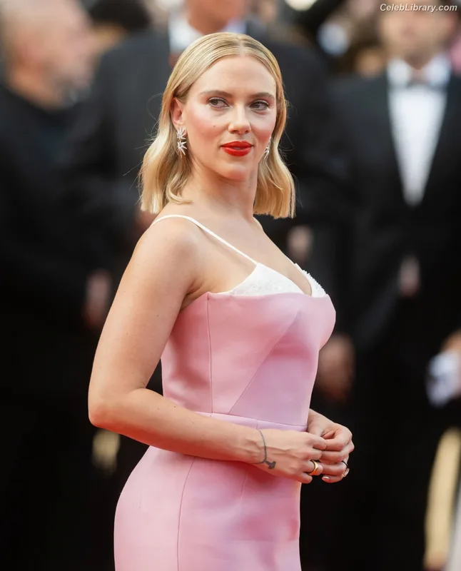 Scarlett Johansson photo 1 of 2617